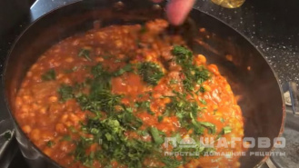 Фото приготовления рецепта: Говядина в томатном соусе с фасолью - шаг 4