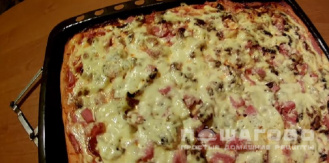 Фото приготовления рецепта: Грибная пицца с колбасой и сыром - шаг 7