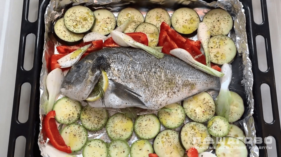 Фото приготовления рецепта: Дорадо с овощами в духовке - шаг 4