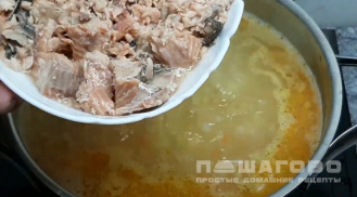 Фото приготовления рецепта: Суп рыбный из консервов горбуши - шаг 3