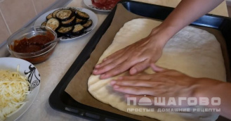 Фото приготовления рецепта: Пицца с баклажанами и вялеными томатами - шаг 10