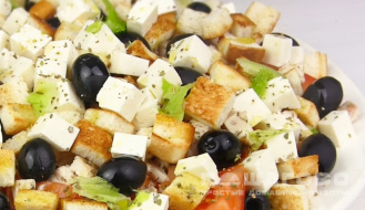 Фото приготовления рецепта: Греческий цезарь с маслинами и сыром фета - шаг 4