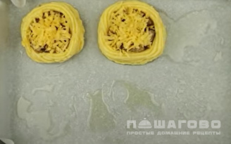 Фото приготовления рецепта: Картофельные гнезда с грибами - шаг 6