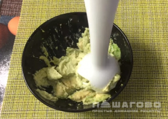 Фото приготовления рецепта: Острый паштет из авокадо с чесноком - шаг 3