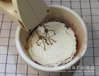 Фото приготовления рецепта: Маффины с шоколадом внутри на молоке - шаг 3