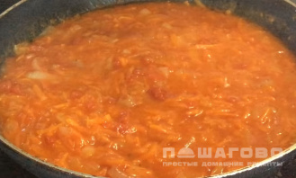 Фото приготовления рецепта: Сочные говяжьи котлеты с томатным соусом - шаг 7