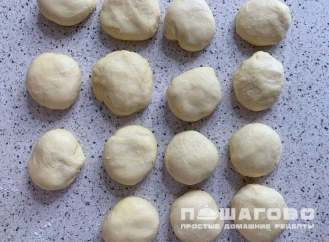 Фото приготовления рецепта: Татарские пирожки «Бэрэнге тэкэсе» - шаг 4
