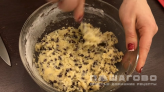 Фото приготовления рецепта: Печенье с кусочками шоколада - шаг 3