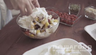 Фото приготовления рецепта: Фруктовый салат с мороженым - шаг 6