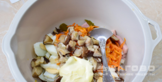 Фото приготовления рецепта: Салат с куриной ветчиной, корейской морковью и грибами - шаг 5
