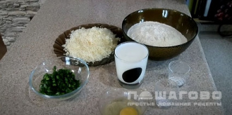 Фото приготовления рецепта: Лепёшки с сыром и зеленью жареные на сковороде - шаг 1