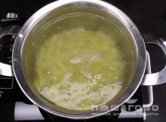 Фото приготовления рецепта: Суп с колбасой и вермишелью - шаг 1