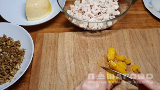 Фото приготовления рецепта: Салат с ананасами, курицей и грецкими орехами - шаг 2