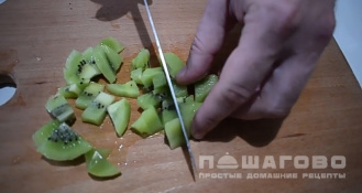 Фото приготовления рецепта: Ледяной салат из фруктов - шаг 2
