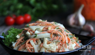 Фото приготовления рецепта: Салат из корейской моркови и кальмаров - шаг 8
