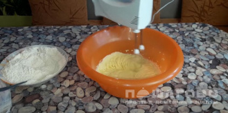 Фото приготовления рецепта: Заливной пирог с клубникой - шаг 4