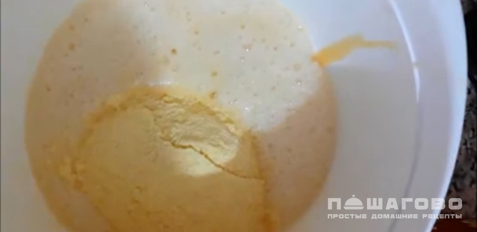 Фото приготовления рецепта: ПП шарлотка с яблоками - шаг 3