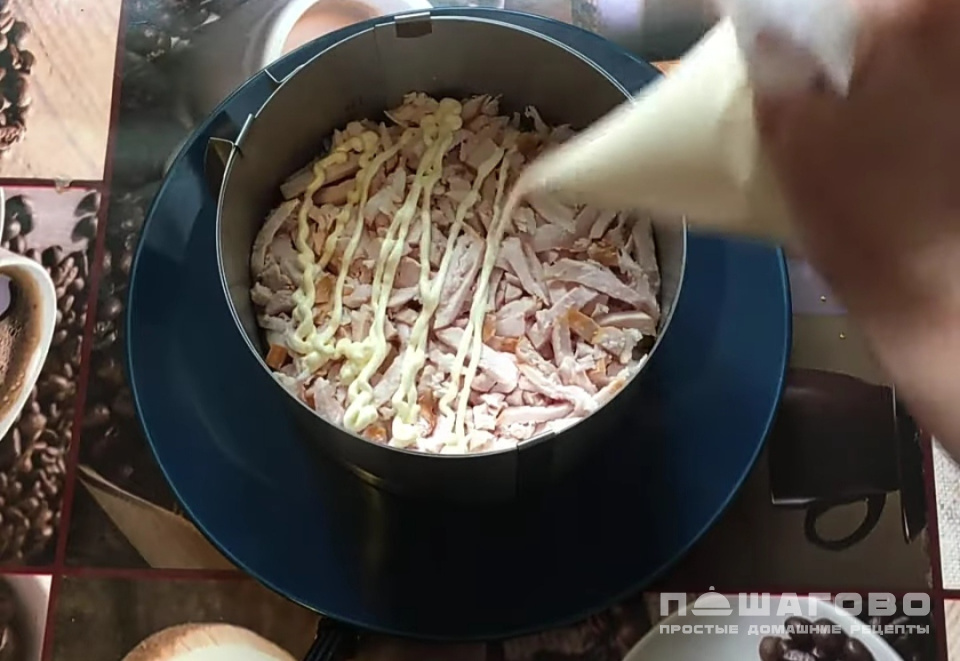 Фото приготовления рецепта: Слоеный салат с курицей и корейской морковью - шаг 4