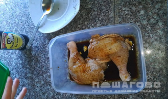 Фото приготовления рецепта: Куриные окорочка на сковороде - шаг 2