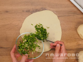 Фото приготовления рецепта: Луковые лепешки в духовке на дрожжах - шаг 4