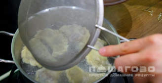Фото приготовления рецепта: Вкусные вареники с вишней - шаг 10