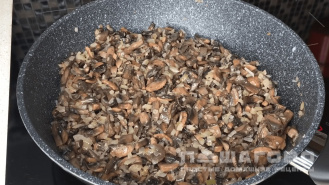 Фото приготовления рецепта: Картофельные зразы с грибами - шаг 3