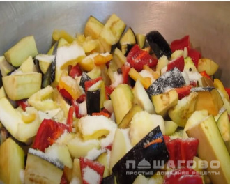 Фото приготовления рецепта: Лечо с баклажанами помидорами перцем и луком - шаг 5