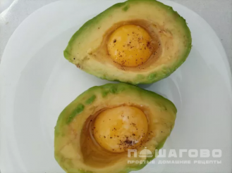 Фото приготовления рецепта: Яичница в авокадо - шаг 3