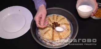 Фото приготовления рецепта: Блинный торт на масленицу на сметане и кефире - шаг 4