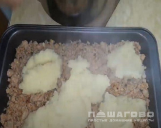 Фото приготовления рецепта: Картофельная запеканка с рыбным фаршем в духовке - шаг 5