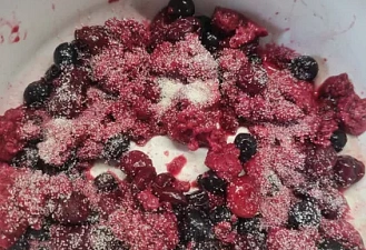 Фото приготовления рецепта: Манник с ягодами - шаг 3