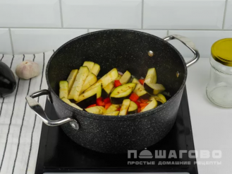 Фото приготовления рецепта: Баклажаны с помидорами на зиму - шаг 3