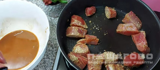 Фото приготовления рецепта: Жареный стейк из тунца - шаг 3
