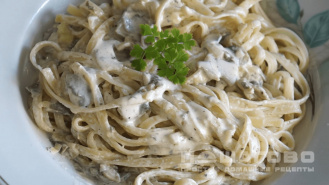 Фото приготовления рецепта: Спагетти с грибами в сливочном соусе - шаг 6