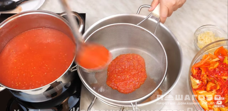 Фото приготовления рецепта: Вкусное лечо из сладкого и острого стручкового перца по-домашнему - шаг 7