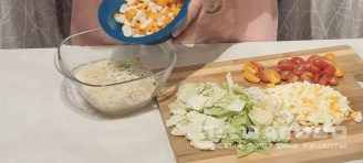 Фото приготовления рецепта: Салат с крабовыми палочками и дошираком - шаг 2