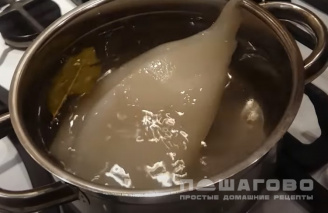 Фото приготовления рецепта: Салат из кальмаров с яйцом и луком - шаг 1