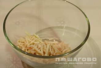 Фото приготовления рецепта: Салат из кальмаров с яйцом - шаг 3