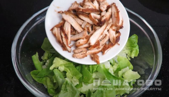 Фото приготовления рецепта: Зеленый салат с гренками - шаг 12