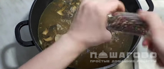 Фото приготовления рецепта: Суп грибной с перловкой - шаг 10