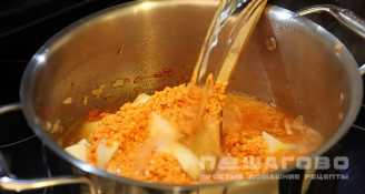 Фото приготовления рецепта: Суп из красной чечевицы вегетарианский - шаг 10