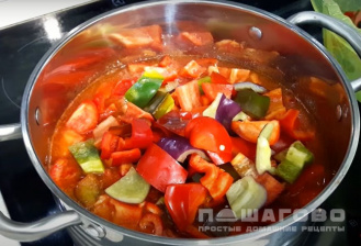 Фото приготовления рецепта: Лечо по-болгарски из помидор и перца - шаг 4
