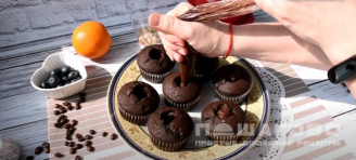 Фото приготовления рецепта: Шоколадно кофейные маффины с миндалем и ягодами - шаг 11