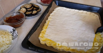 Фото приготовления рецепта: Пицца с баклажанами и вялеными томатами - шаг 11