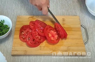Фото приготовления рецепта: Пицца с кусочками курицы и помидорами - шаг 3