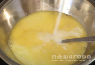 Фото приготовления рецепта: Омлет из яиц с молоком на сковороде - шаг 2