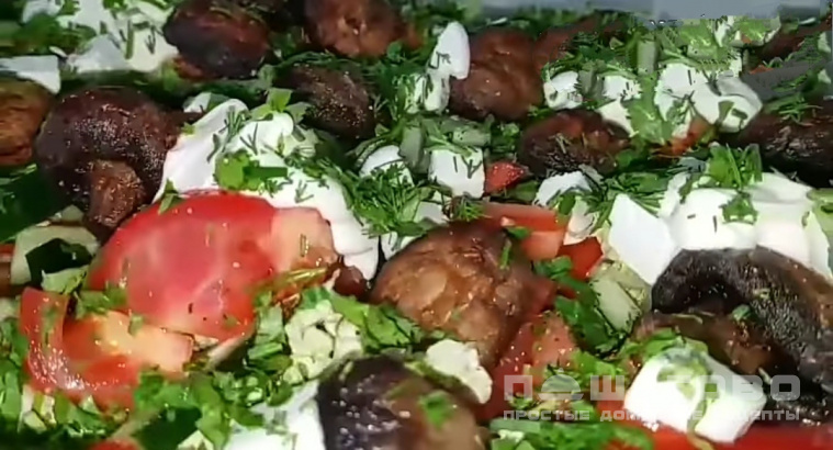 Греческий салат с пекинской капустой и грибами