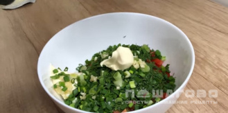 Фото приготовления рецепта: Салат с сухарями и помидорами - шаг 4
