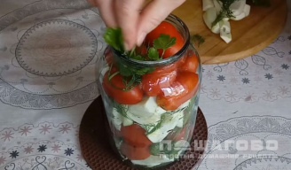 Фото приготовления рецепта: Маринованная закуска из кабачка, помидора и лука - шаг 2