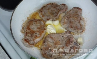 Фото приготовления рецепта: Стейк из свинины на сковороде - шаг 3